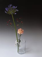 Vaasobject-hangend-met-klein-boeket-gedraaid-porselein-TerraDelft