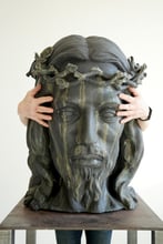 S.O.N Save Our Nature, steengoed, glazuur, 172x70x60cm, 2021-2022, met handen