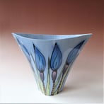 JK7-2 Waaiervaas M, h.26,5x33x18cm, steengoed, handgedecoreerd, Terra Delft