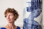 Zuil-met-vrouw-en-kunstenaar