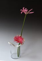 Vaasobject-liggend-met-twee-bloemen-gedraaid-porselein-TerraDelft