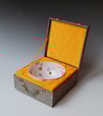 CV1810-Sun-rays-II-h.8xd.18cmeggshell-porcelain-transfers-gold-in-box-TerraDelft-7
