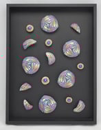 2453 Muur object z.t., 40x30x3cm, porselein-ingelijst