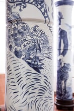 Zuil-met-vrouw-detail-water