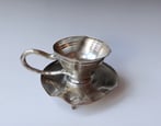 IJ-1603-kop-en-schotel-op-pootjes-h.14x26xØ21cm-2