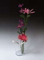 Vaasobject-liggend-klein-boeket-gedraaid-porselein-TerraDelft