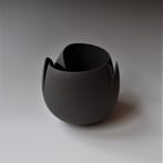 ASB2302 La nuit tout les chats sont gris, h.13xd.14cm, gedraaid steengoed, TerraDelft3