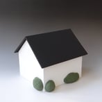 PRS2303 There’s no place like home (any more), 2023, h.24x26x29cm., stoneware-porcelain-stains-vinyl paint-MDF board, TerraDelft3