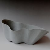 Sloping-bowl-object-in-anthracite-and-black-2018-h.20x43x32cmchamotte-kaolin-TerraDelft-1