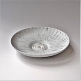 AL21-32 Grote schaal zw-w, h.5xd.25cm, ingelegd porselein