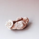 Salt-cellar-with-2-Daisies-2011-5x10x75cm-stoneware-goldluster-glaze-l