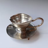 IJ-1603-kop-en-schotel-op-pootjes-h.14x26xØ21cm