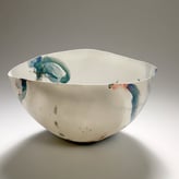 07 Big Eye, 27,5x19xh15,5cm, 2024, porselein, pigmenten, onderglazuren, houtgestookt 1270C, foto Dirk Theys 1