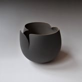 ASB2304 Black night, h.15xd.16cm, gedraaid steengoed, TerraDelft1