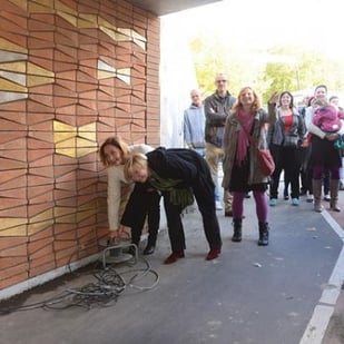 In Delft fietsen door keramisch kunstwerk