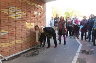 In Delft fietsen door keramisch kunstwerk
