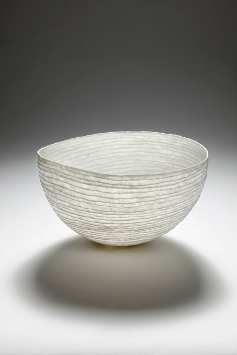 Tribute to Euclid, 2021, h.13x23x20cm, porselein, houtgestookt, foto Dirk Theys