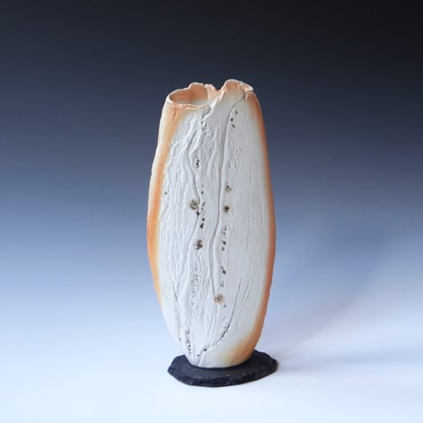 McW242, Vase object, h.25x11x4cm, woodfired porcelain on slate base, TerraDelft