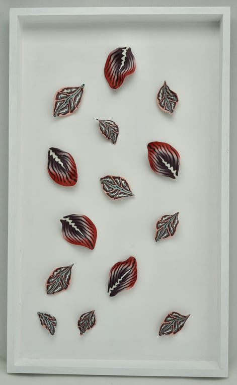 2451 Muur object Falling leaves, 50x30x3cm, porselein-ingelijst