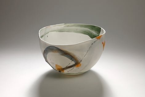 01 Echoing Green, 2024, 15,5x23x21cm, porselein, pigmenten, onderglazuren, houtgestookt 1270C, foto Dirk Theys 1