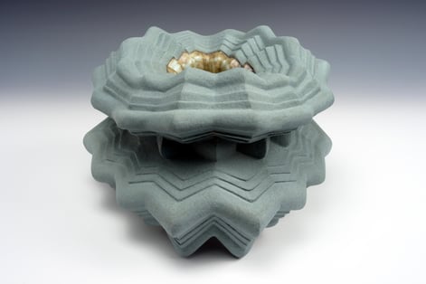 MdeG 2023-01, h.24xd.37cm, steengoed-engobes-glazuur, foto Ron Zijstra