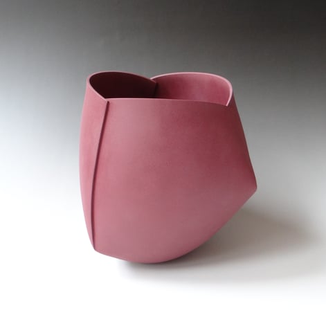 AvH-86 Maroon object, stoneware and engobe, 3 cuts, 20x24x21h.cm, TerraDelft22