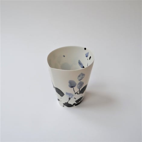 KB2102 In the Garden, vase M, porselein, h.15x14x12cm, TerraDelft1