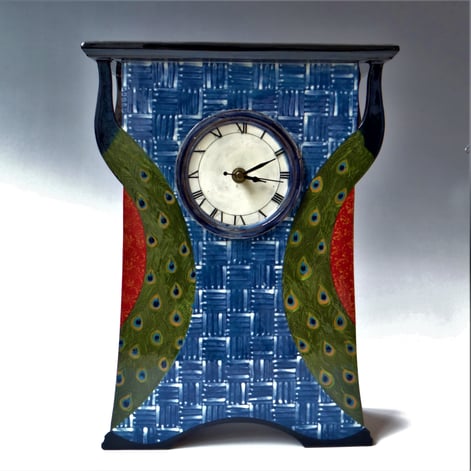 RE2302 Peacock Tails, h.38x27,5x12,5cm, aardewerk-glazuur-uurwerk, TerraDelft2