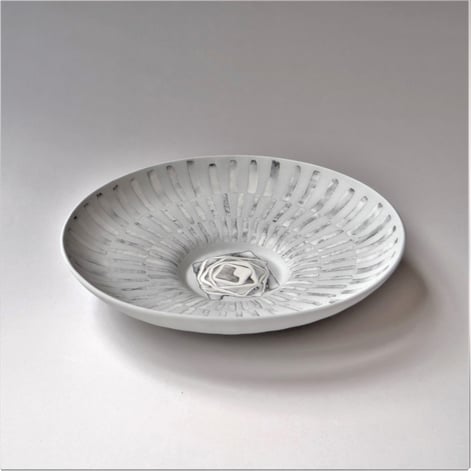 AL21-32 Grote schaal zw-w, h.5xd.25cm, ingelegd porselein