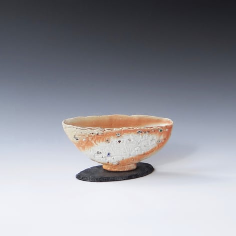 McW244, Bowl object, h.9x17.5x3.5cm, woodfired porcelain on slate base, TerraDelft