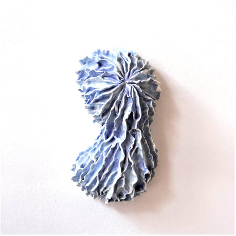 HT2410 Blauw-wit wandobject, h.21,5x12x8cm, TerraDelft1