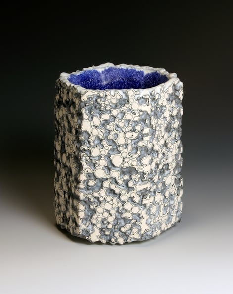 PB20-01-6-sided-black-and-white-ground-vessel-h.16cmx11-cm-TerraDelft