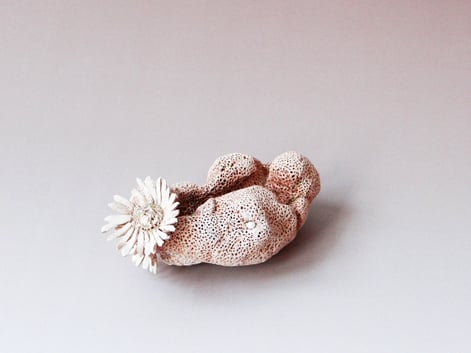 Salt-cellar-with-2-Daisies-2011-5x10x75cm-stoneware-goldluster-glaze-l