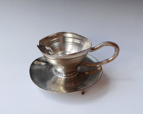 IJ-1603-kop-en-schotel-op-pootjes-h.14x26xØ21cm