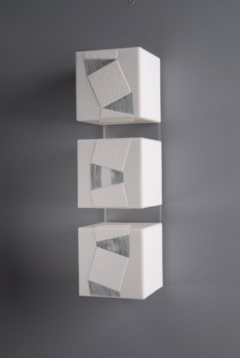 3-454 Cube series 2021, porselein-plexiglas 27.5x7.5xd8cm