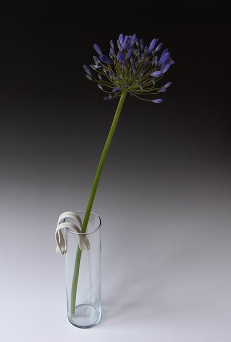 Vaasobject-hangend-met-bloem-gedraaid-porselein-TerraDelft