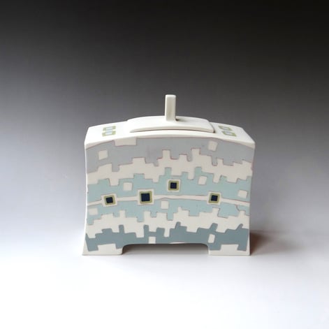 AL-23-10 Dekseldoosje, ingelegd porselein, h.19x20x6cm, TerraDelft3