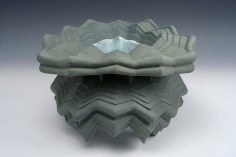 MdeG 2023-02, h.26,5xd.40cm, steengoed-engobe-glazuur, foto Ron Zijlstra