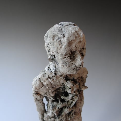 MJ24-3 Loner, figuur met glazuur, h.37,5x9x7cm, TerraDelft4