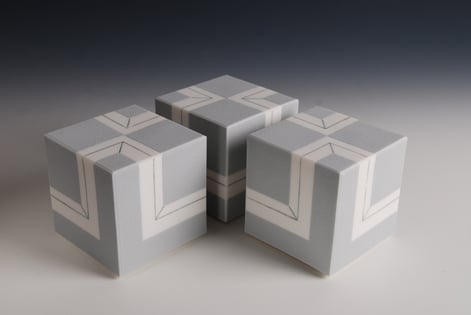 3-548 Passage 2021, porselein, 3 delen elk 8.5x8.5xh9cm