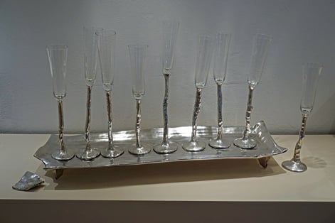 IJ16-Rectangluar-plate-with-glasses-porcelain-silver