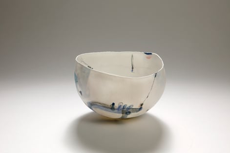 03 Floating in Time, 16x16xh9,5cm, 2024, porselein, pigmenten, onderglazuren, houtgestookt 1270C, foto Dirk Theys 1