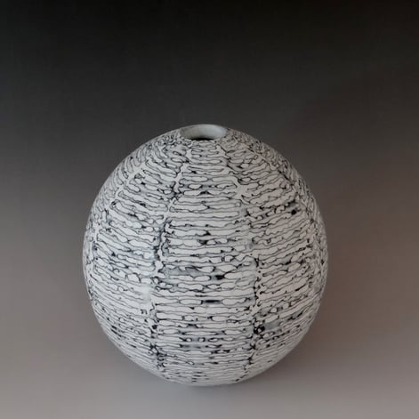 PB118-Black-white-ground-vessel-h.24xd.20cm-TerraDelft