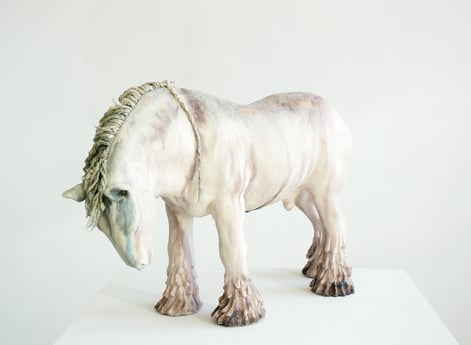 Horse with no name, 2023, h.39x64x25cm, aardewerk, glazuur, katoen