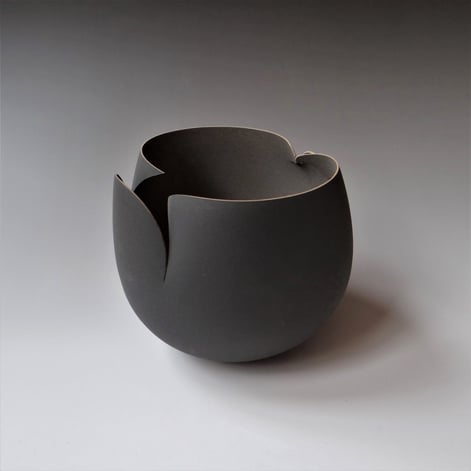 ASB2304 Black night, h.15xd.16cm, gedraaid steengoed, TerraDelft1