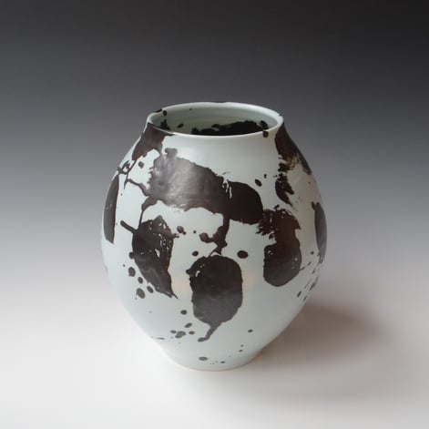 KB24-18 Stormy leaves, Porcelain-Ru-Basalt, 24.5xØ20.5cm, TerraDelft1